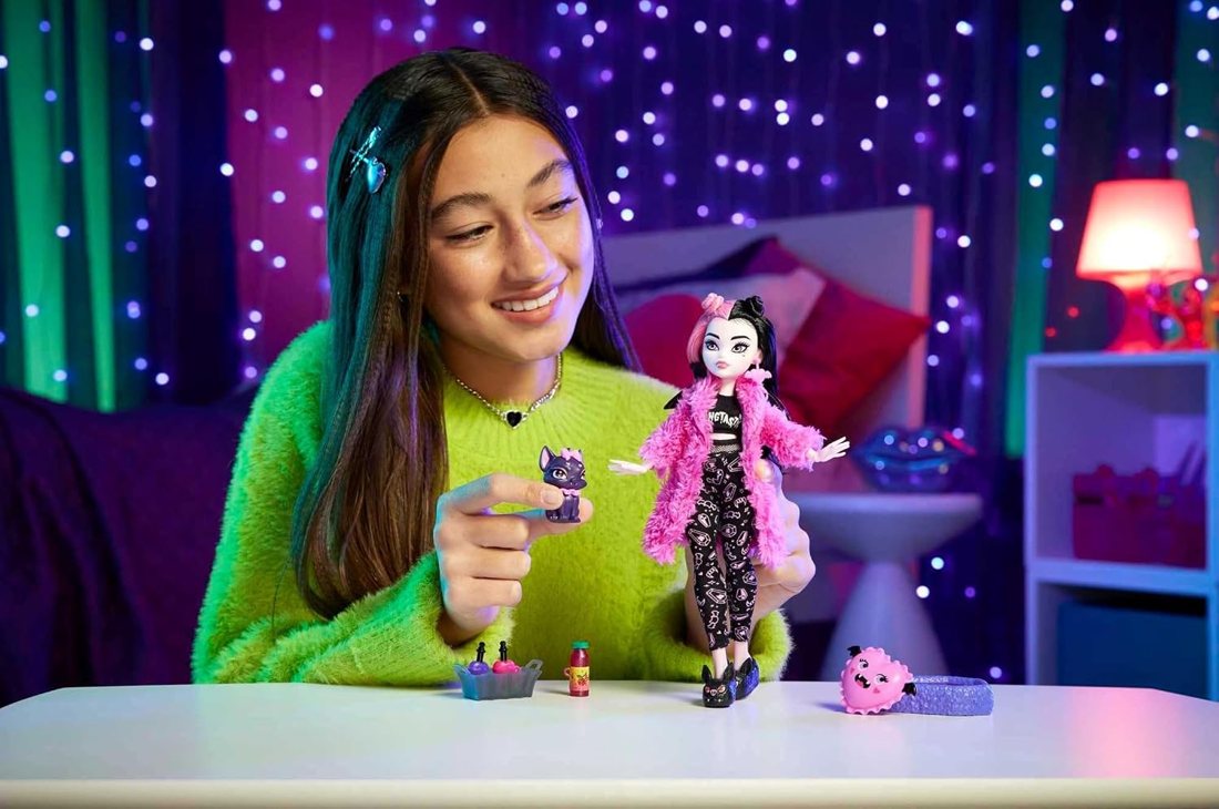 Draculaura Creepover Party Doll with Bat view 3