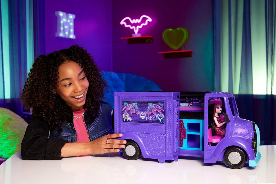 Draculaura Rockin' Food Truck Playset view 3