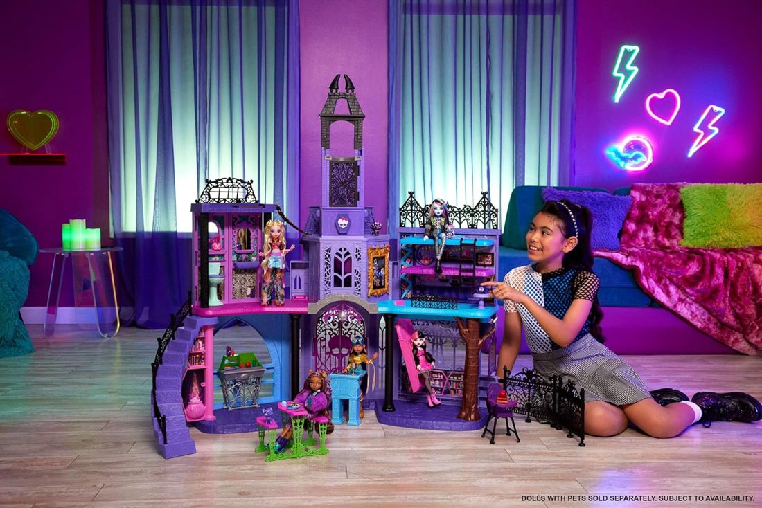 Haunted High School Playset view 3